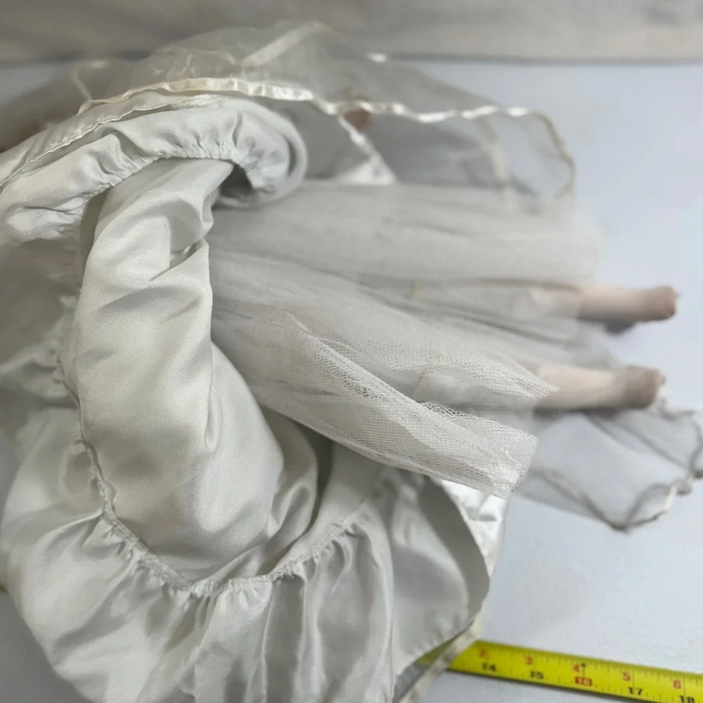 VTG The Emerald Doll Collection Bride Porcelain Doll Wedding Dress Veil Heirloom
